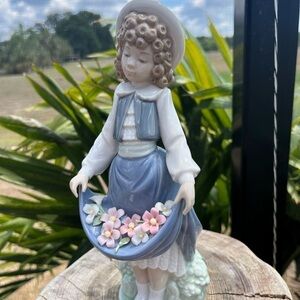NAO by Lladro #1005 "The School Girl" Holding Flowers~1986~Retired~MINT
